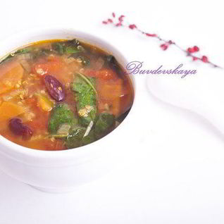 Суп из киноа, фасоли и шпината