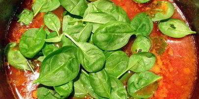 суп из киноа, фасоли и шпината