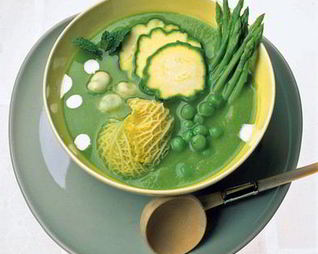 Суп из зеленой спаржи и горошка с хрустящими мини-овощами