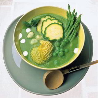 Суп из зеленой спаржи и горошка с хрустящими мини-овощами