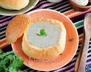 Чешский чесночный суп-пюре в хлебе