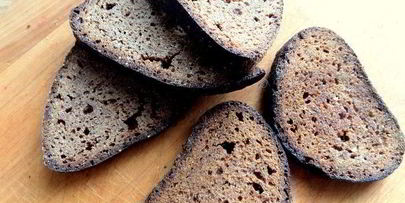 фасолевый суп-пюре на основе ржаного хлеба