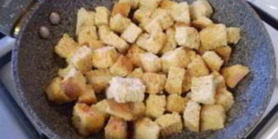 гороховый суп-пюре с гренками