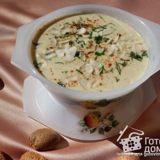 Пряный суп-пюре с цветной капустой и миндалем