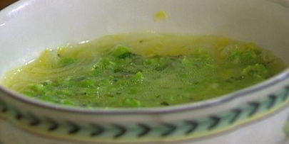 семга с супом-пюре из зеленого горошка