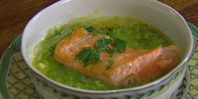 семга с супом-пюре из зеленого горошка