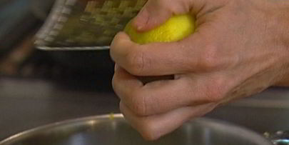 семга с супом-пюре из зеленого горошка