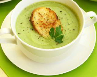 Суп-пюре из брокколи с гренками