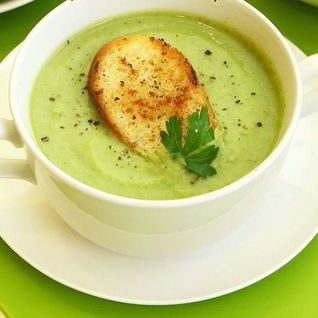 Суп-пюре из брокколи с гренками