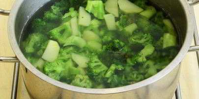 суп-пюре из брокколи с гренками