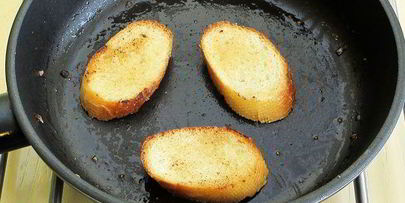 суп-пюре из брокколи с гренками