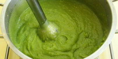 суп-пюре из брокколи с гренками