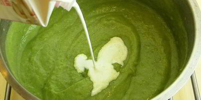 суп-пюре из брокколи с гренками