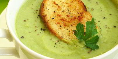 суп-пюре из брокколи с гренками
