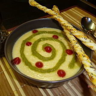 Суп-пюре из чечевицы с курицей и маковыми палочками