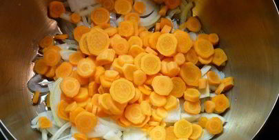 суп-пюре из чечевицы с курицей и маковыми палочками