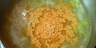 суп-пюре из чечевицы с курицей и маковыми палочками