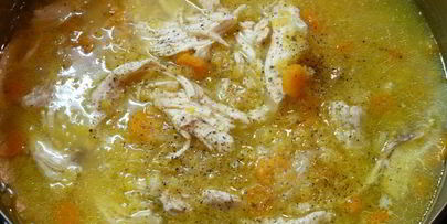 суп-пюре из чечевицы с курицей и маковыми палочками