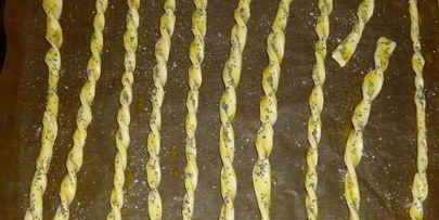 суп-пюре из чечевицы с курицей и маковыми палочками