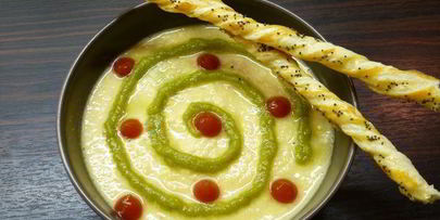 суп-пюре из чечевицы с курицей и маковыми палочками