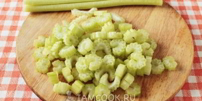 суп-пюре из черешкового сельдерея с крапивой