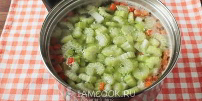 суп-пюре из черешкового сельдерея с крапивой