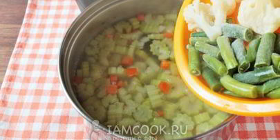 суп-пюре из черешкового сельдерея с крапивой