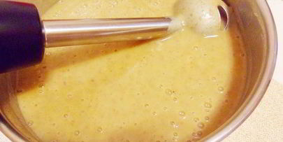 суп-пюре из фасоли с индейкой и чесночными гренками