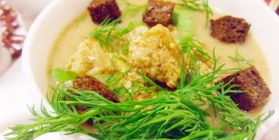 суп-пюре из фасоли с индейкой и чесночными гренками