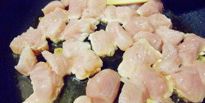 суп-пюре из фасоли с индейкой и чесночными гренками