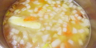 суп-пюре из фасоли с индейкой и чесночными гренками