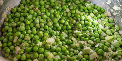 суп-пюре из горошка с запеченной курицей