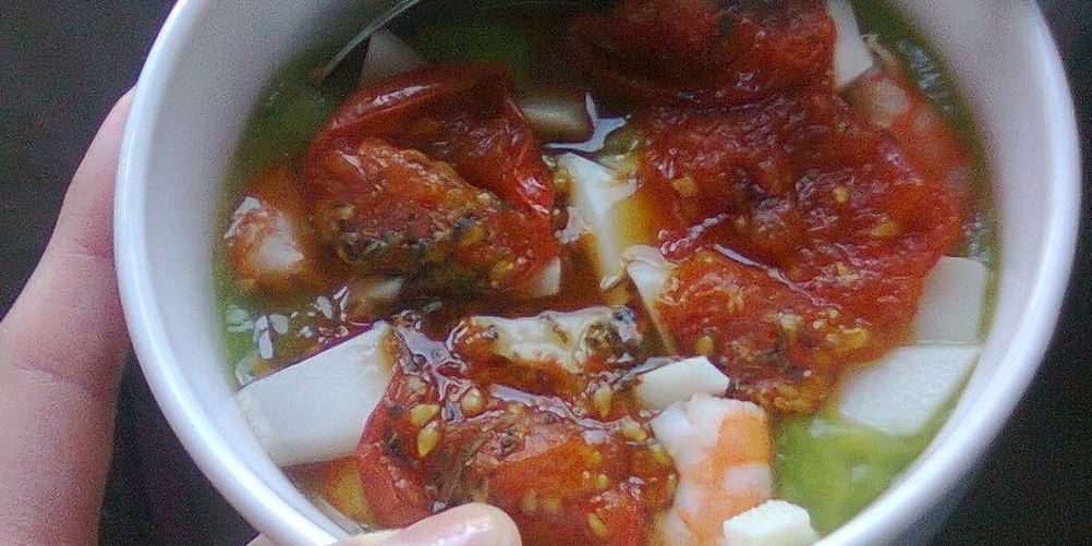 Рецепт суп-пюре из кабачков с креветками, запеченными помидорами черри и озьим сыром