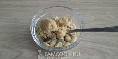 суп-пюре из корня сельдерея с арахисом