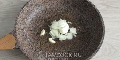 суп-пюре из корня сельдерея с арахисом