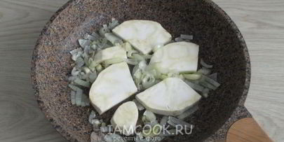 суп-пюре из корня сельдерея с арахисом