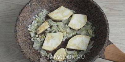 суп-пюре из корня сельдерея с арахисом