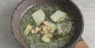 суп-пюре из корня сельдерея с арахисом