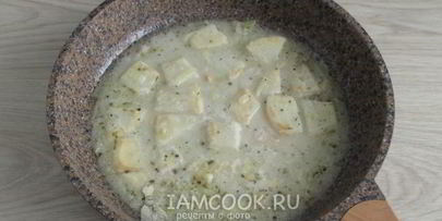 суп-пюре из корня сельдерея с арахисом