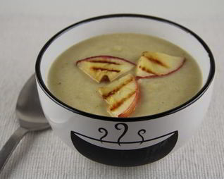 Суп-пюре из сельдерея с яблоком, сидром и чеддером