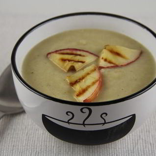 Суп-пюре из сельдерея с яблоком, сидром и чеддером