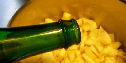 суп-пюре из сельдерея с яблоком, сидром и чеддером