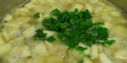 суп-пюре из сельдерея с яблоком, сидром и чеддером