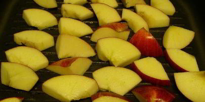 суп-пюре из сельдерея с яблоком, сидром и чеддером