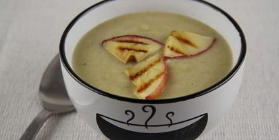 суп-пюре из сельдерея с яблоком, сидром и чеддером