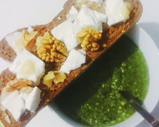 Суп-пюре из шпината, цветной капусты и риса с зерновыми тартинами