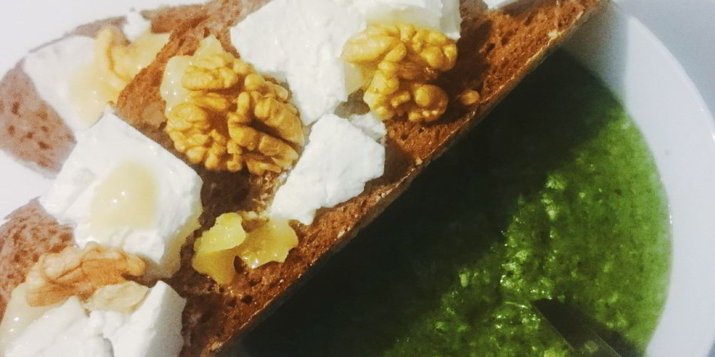 Рецепт суп-пюре из шпината, цветной капусты и риса с зерновыми тартинами