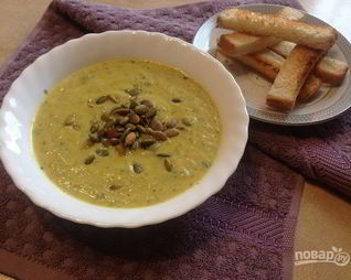 Суп-пюре из цукини с тыквенными семечками