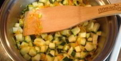 суп-пюре из цукини с тыквенными семечками