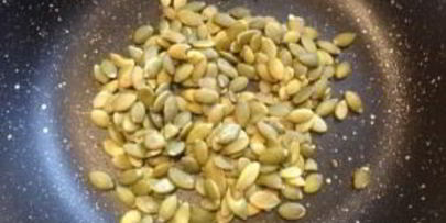 суп-пюре из цукини с тыквенными семечками